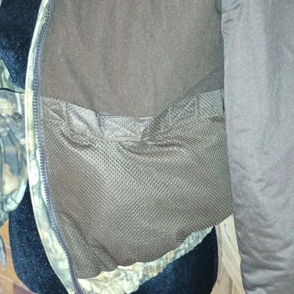 Cabela's women's camo jacket. - Picture 6 of 7